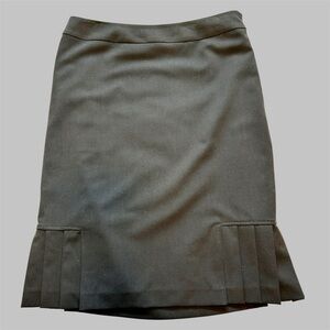 TAHARI PENCIL SKIRT WITH PLEATS.  SIZE 4.